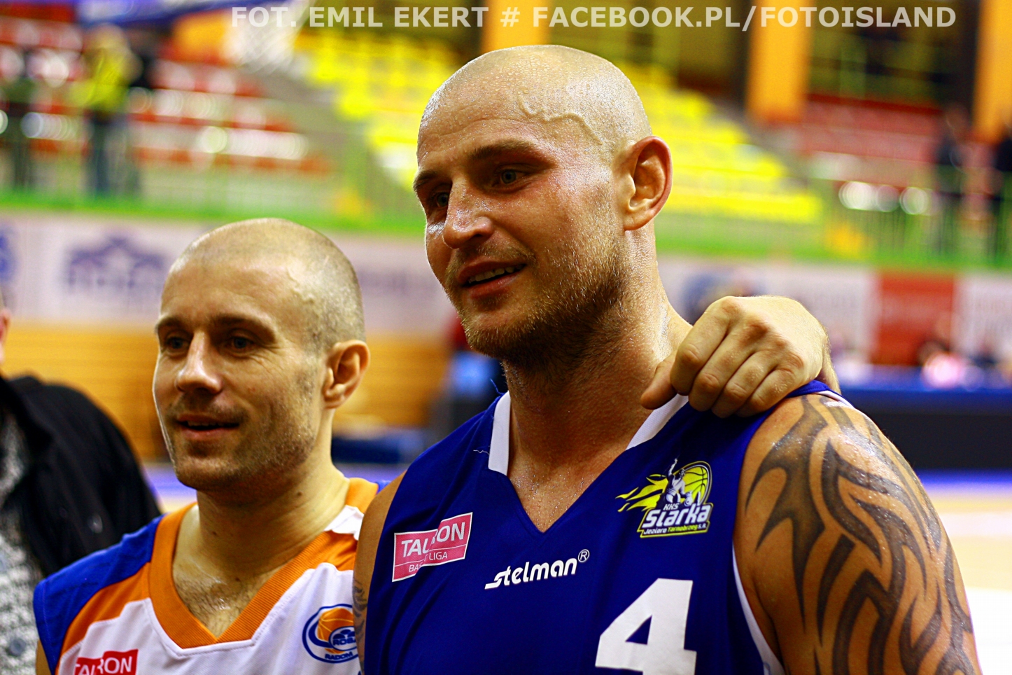 Daniel Wall to serdeczny przyjaciel Piotra Kardasia (z lewej). Popularny Waluś jest nawet ojcem chrzestnym syna Piotra Kardasia fot. E E Daniel Wall to serdeczny przyjaciel Piotra Kardasia (z lewej). Popularny Waluś jest nawet ojcem chrzestnym syna Piotra Kardasia fot. E E