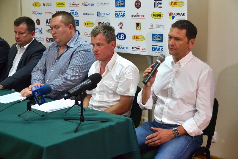 Mariusz Karol ( pierwszy z prawej) trener ROSY fot. M S Mariusz Karol ( pierwszy z prawej) trener ROSY fot. M S