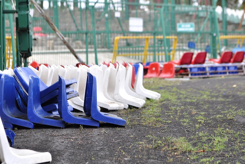 Stare krzesełka z Broni montowane są przy Struga fot. S W