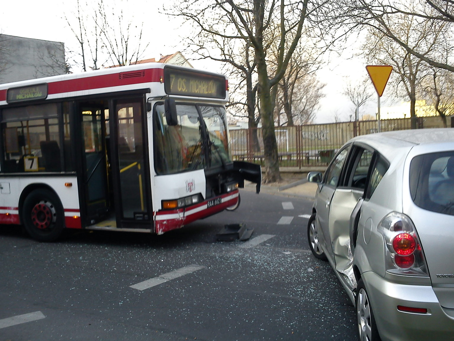 zderzenie toyoty z autobusem MPK fot. A J zderzenie toyoty z autobusem MPK fot. A J