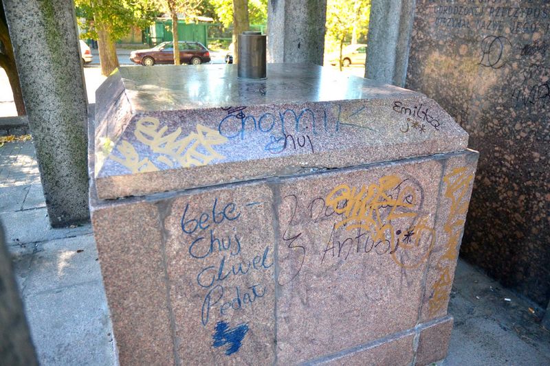 Mauzoleum zdewastowane (fot. 2012)